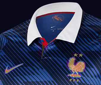 Classic buttoned polo collar with French statement claim printed in copper inside the neck