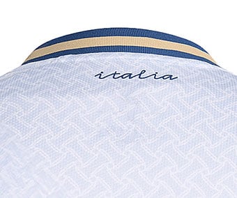 Italia as nice monogram printed in the neck