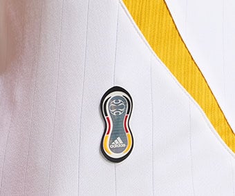 Nadelstreifen mit Mesh-Einsatz und Echtheits-Badge des DFB Bringback Home Trikots 2006