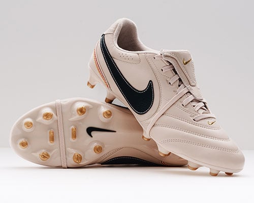 Paire de Ligeras &eacute;dition sp&eacute;ciale 10R 2026 dispos&eacute;es : l'une de c&ocirc;t&eacute; montrant la semelle. L'autre chaussure &agrave; l'avant pos&eacute;e en angle et montrant le profil ext&eacute;rieur avec les coutures classiques sur l'avant-pied, la languette pliable et le Swoosh Nike.