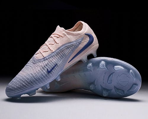 Paire de chaussures Phantom 6 Low bleu pastel, l'une montrant la semelle, l'autre pos&eacute;e dessus offrant une bonne vue sur le c&ocirc;t&eacute; lat&eacute;ral et le la&ccedil;age