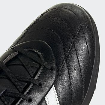 Closeup auf die Steppn&auml;hte des adidas Kaiser Team 2 TF