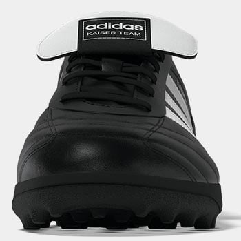 Detailansicht auf das Rindsleder auf der Fersenkappe des adidas Kaiser Team 2 TF