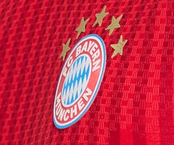 Premium structured FC Bayern emblem on high-tech knit with stripe design