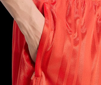 Side pockets with zipper