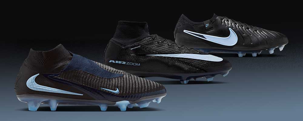 Banner, das die Topmodelle Nike Phantom 6 High, Nike Mercurial Superfly und Nike Tiempo Legend im schwarzen Shadow-Colorway zeigt mit Swoosh and Akzenten in Ice Blue
