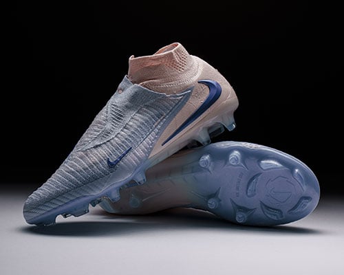 Paire de chaussures Phantom 6 High bleu pastel, l'une montrant la semelle, l'autre pos&eacute;e dessus offrant une bonne vue sur le c&ocirc;t&eacute; lat&eacute;ral et le la&ccedil;age