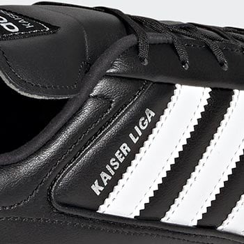 Closeup auf den KAISER LIGA Schriftzug seitlich in silber aufgedruckt