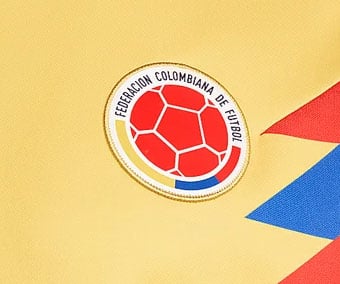 Sewn-on FCF Colombia federation badge on chest, authentic retro version from 1990
