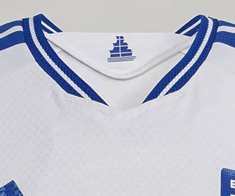 Col personnalis&eacute; avec insert au col imprim&eacute; du graphique du bateau pirate To Peiratik&oacute;