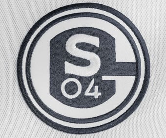 Historisches S04-Wappen als Retro-Badge auf Mesh-Stoff