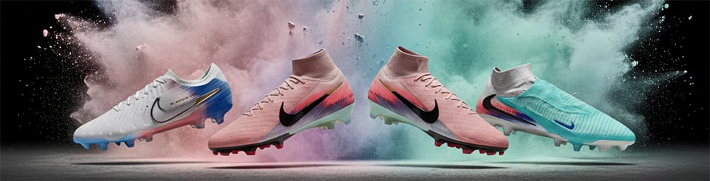 Nike United 002 Women's Special Edition Pack Banner mit je einem Boot des Nike Mercurial Vapor 16, Phantom 6 High, einem Tiempo Legend 10 und rechts abschlie&szlig;end dem Nike Mercurial Superfly 10 in jeweils eigener Variation des Colorways mit pastellenen Grundt&ouml;nen celebrating all the amazing female football athlets out there.