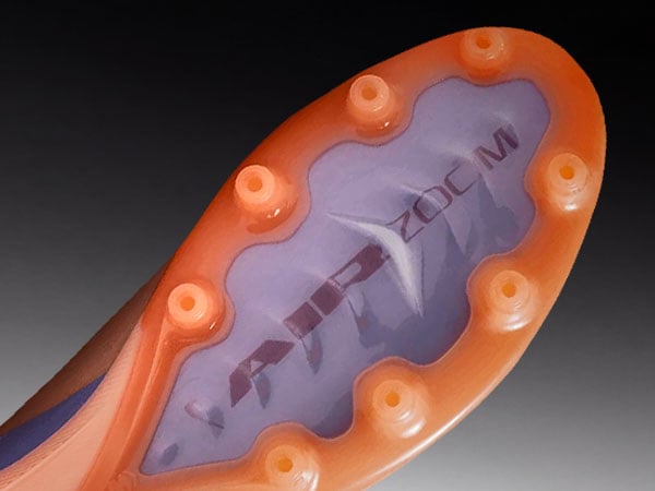 Gros plan sur la partie avant de la semelle &eacute;lite AG avec crampons coniques creux sp&eacute;cialis&eacute;s pour gazon artificiel