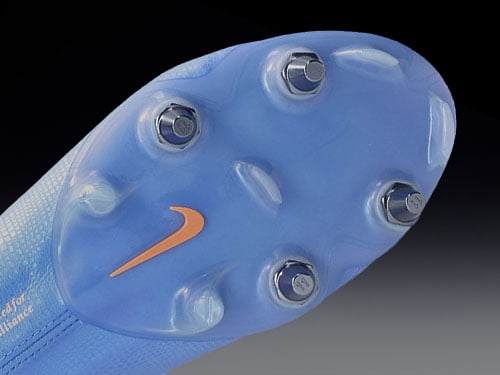 Gros plan sur la partie avant de la semelle Tiempo SG Elite avec crampons m&eacute;talliques adh&eacute;rents rempla&ccedil;ables, 11 mm de haut &agrave; l'avant, 13 mm de haut au talon