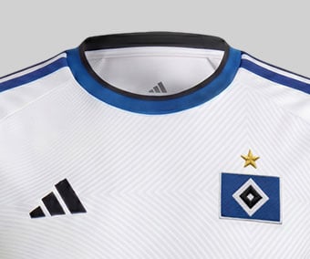 Rundhals-Ausschnitt, adidas 3Stripes und &Auml;rmelb&uuml;ndchen in Blau-Schwarz, adidas Performance-Logo und goldener Meisterschaftsstern gestickt, HSV-Logo als Web-Patch aufgen&auml;ht