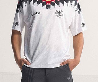 Gerader Abschlusssaum des DFB Bringback Home Trikots 1994