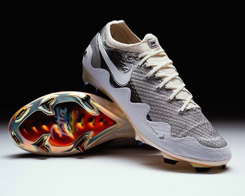 Nike x Patta Mercurial Vapor 16 Elite FG UNITE Edition &ndash; Sohlenansicht mit Color-Shift Aerotrak Plate und wei&szlig;e Patta Waves