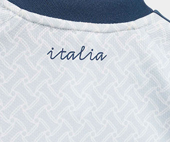 Italia as nice monogram printed in the neck