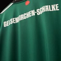 Schriftzug GELSENKIRCHEN-SCHALKE als Druck hinten auf der Trikotr&uuml;ckseite oben quer &uuml;ber die Schulterpartie