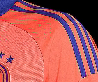 Raglan cut on the shoulders