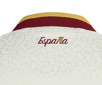 Espa&ntilde;a as typographic font printed in the neck