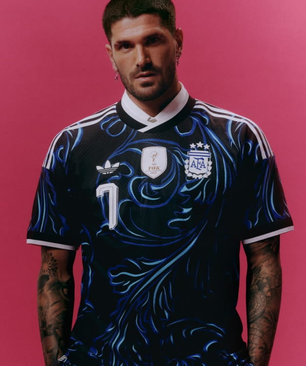 Footballer wearing light blue and white Argentina jersey number 20 - Shop official AFA kit at 11teamsports