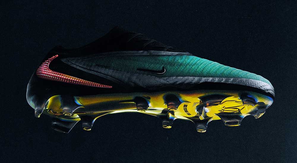 Der neue Nike Phantom Low 6 schwebend in der Luft fotografiert von diagonal unten mit dramatischer Beleuchtung